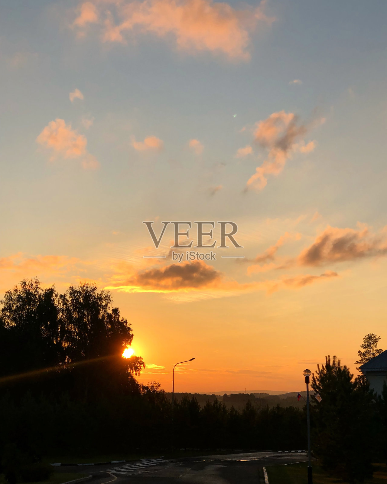 在日落和黎明时分，美丽而精致的粉橘色云彩。照片摄影图片