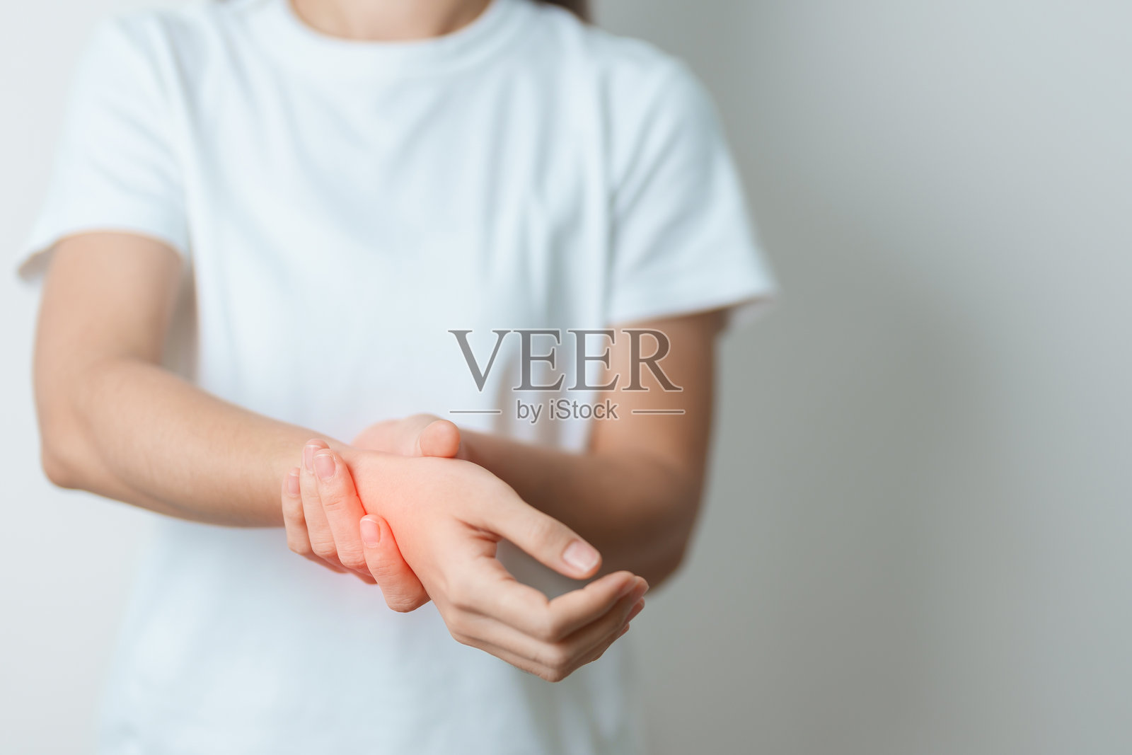 家中手腕疼痛的女性，因德奎文氏腱鞘炎引起的肌肉疼痛，人体工程学，腕管综合征或办公室综合征和帕金森病的概念照片摄影图片