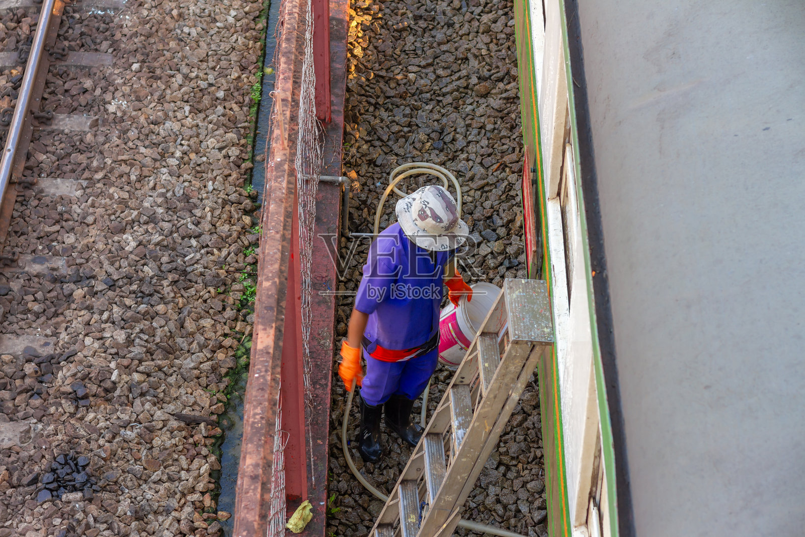 员工们正在擦拭、清洗、检查和清洁用于运送乘客的旧火车照片摄影图片