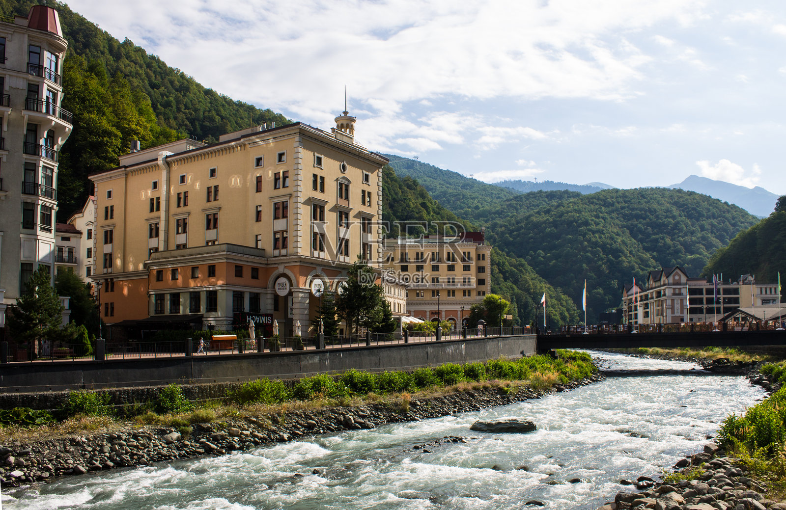 姆辛塔河的堤岸，沿着河岸有旅馆和公寓照片摄影图片