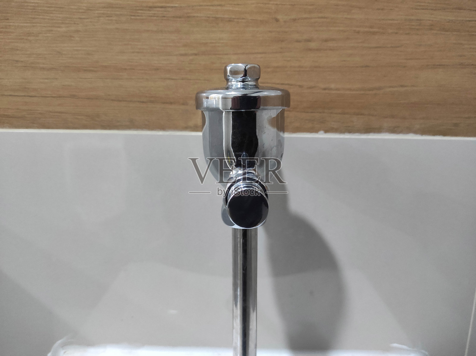 小便池水管坚固、清洁照片摄影图片