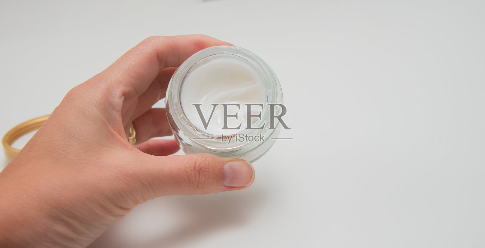 护肤罐中装有化妆品抗衰老面霜。面霜并保存照片摄影图片