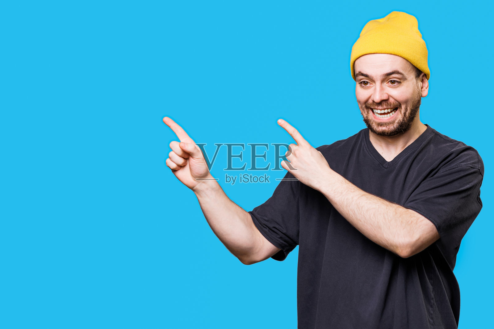 工作室拍摄的快乐和表达的人的微笑喜悦与复制空间照片摄影图片