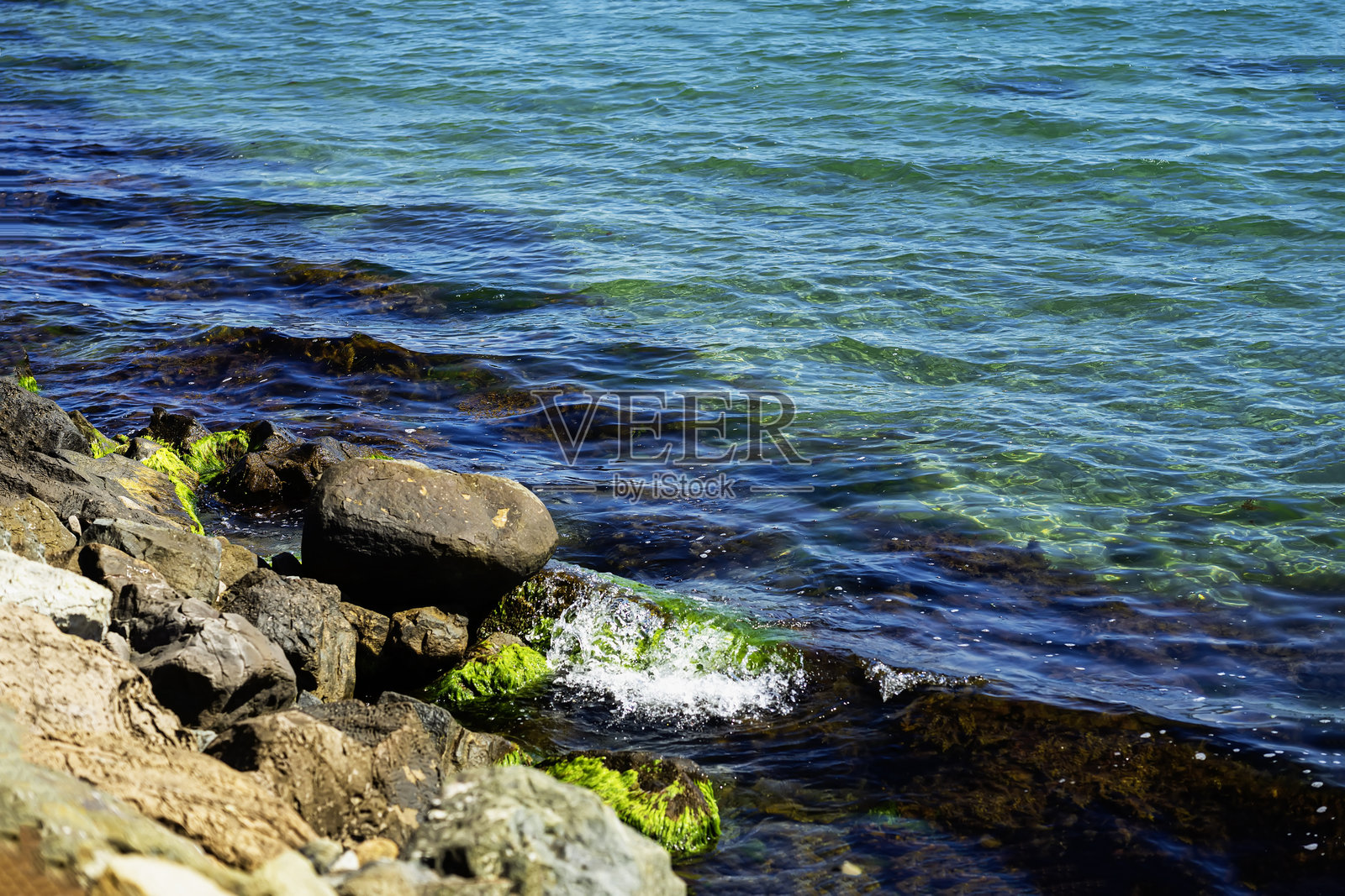 风景优美的海景，有苔藓覆盖的岩石，海岸线上的波浪，旅游和自然的背景照片摄影图片