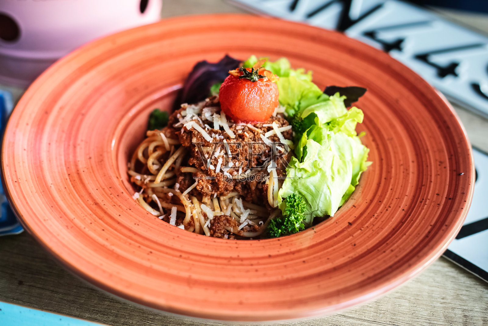 早餐盘，食物和咖啡杯放在桌上照片摄影图片