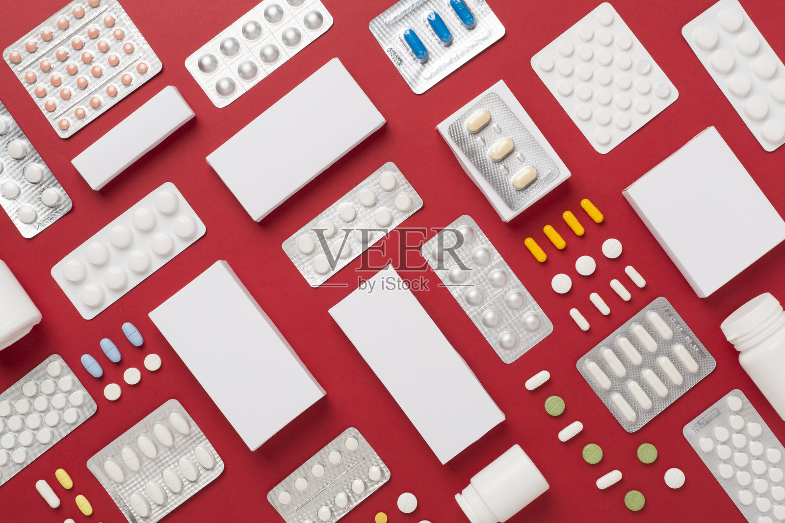 不同的药丸在吸塑包装和盒子和彩色背景，俯视图照片摄影图片