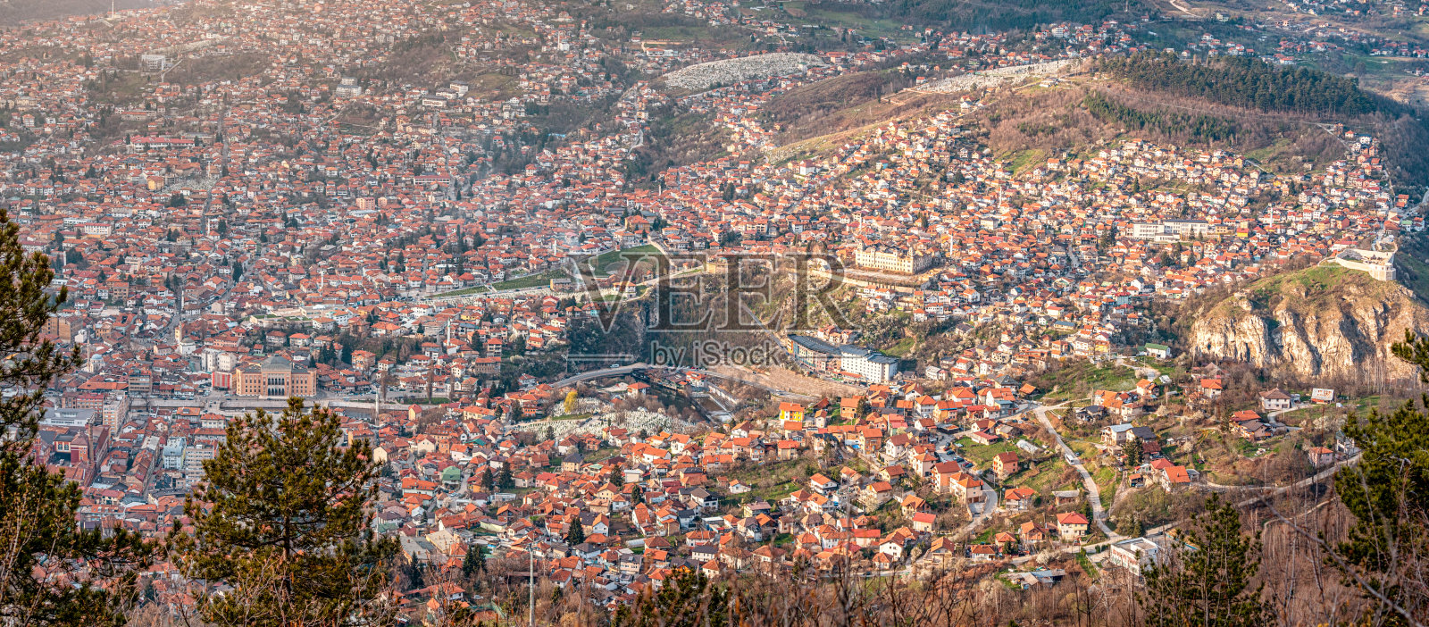 萨拉热窝社区的文化遗产，那里的传统房屋和充满活力的街道让人们得以一窥其丰富的历史。照片摄影图片