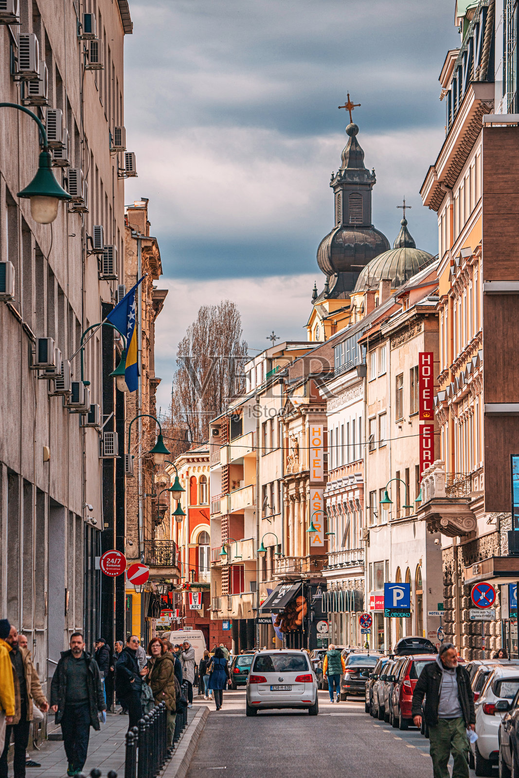 当游客探索其欧洲魅力和历史地标时，生活在萨拉热窝的街道上脉动。照片摄影图片