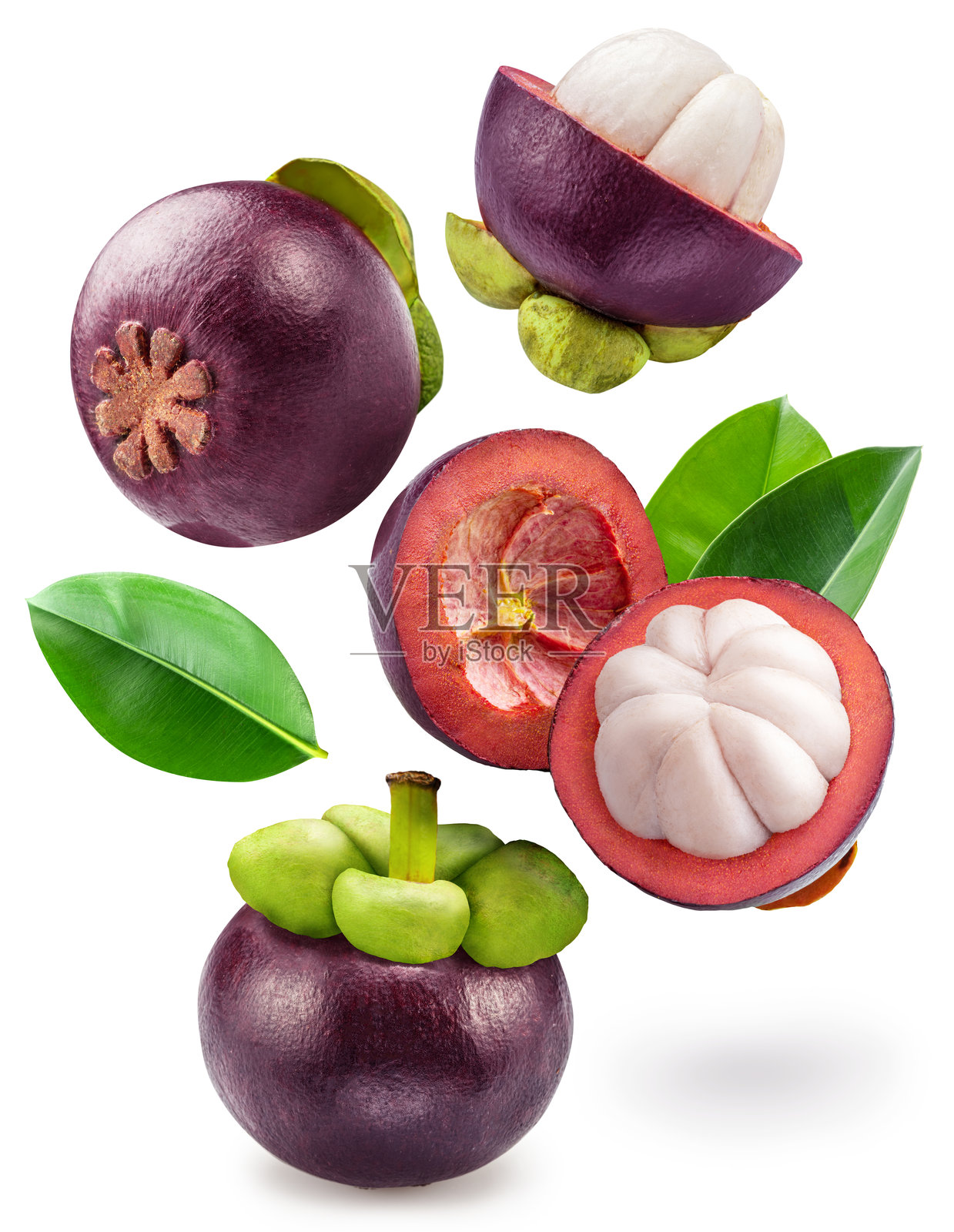 山竹果和山竹半悬浮在空中的白色背景。照片摄影图片