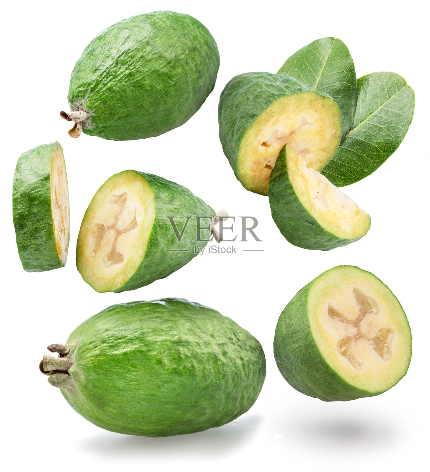 落下来的feijoa水果和分离在白色背景上的feijoa片。照片摄影图片