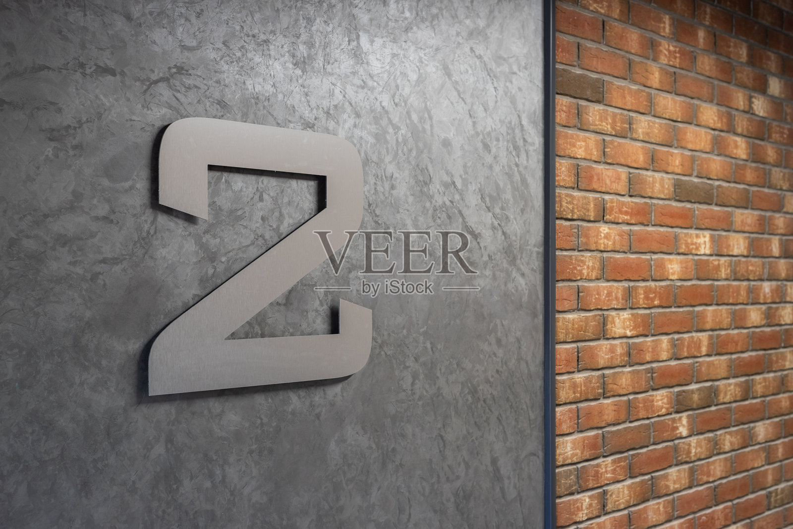 第二个房间的背景是灰色的混凝土和砖墙。照片摄影图片