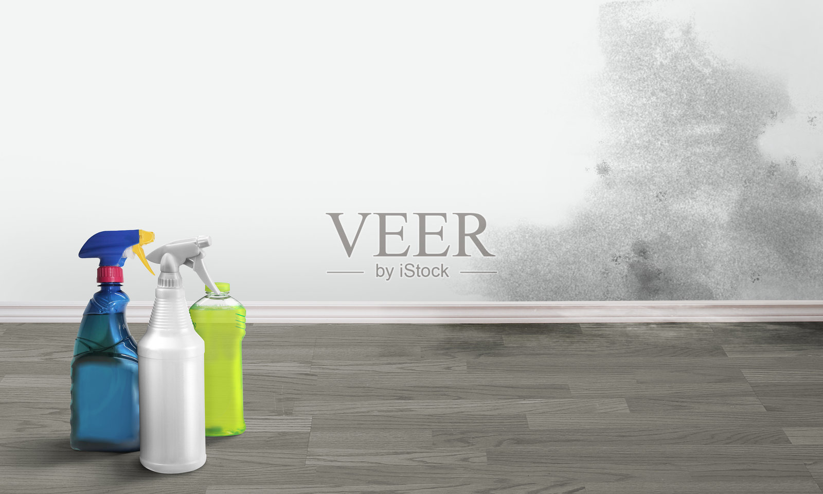 在有硬木地板的潮湿房间里使用清洁产品照片摄影图片