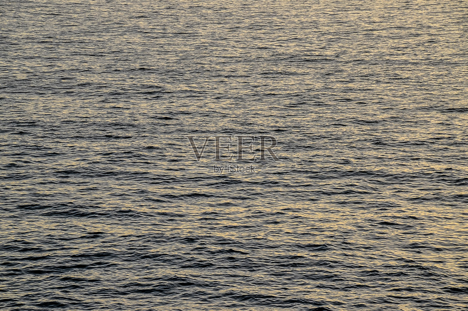 这幅图像是一个水面非常粗糙和起伏的水体照片摄影图片