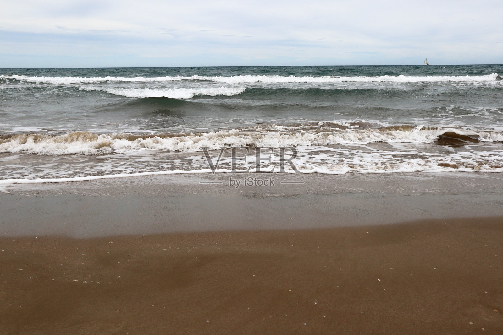 地中海。美丽干净的沙滩和海水泡沫。照片摄影图片