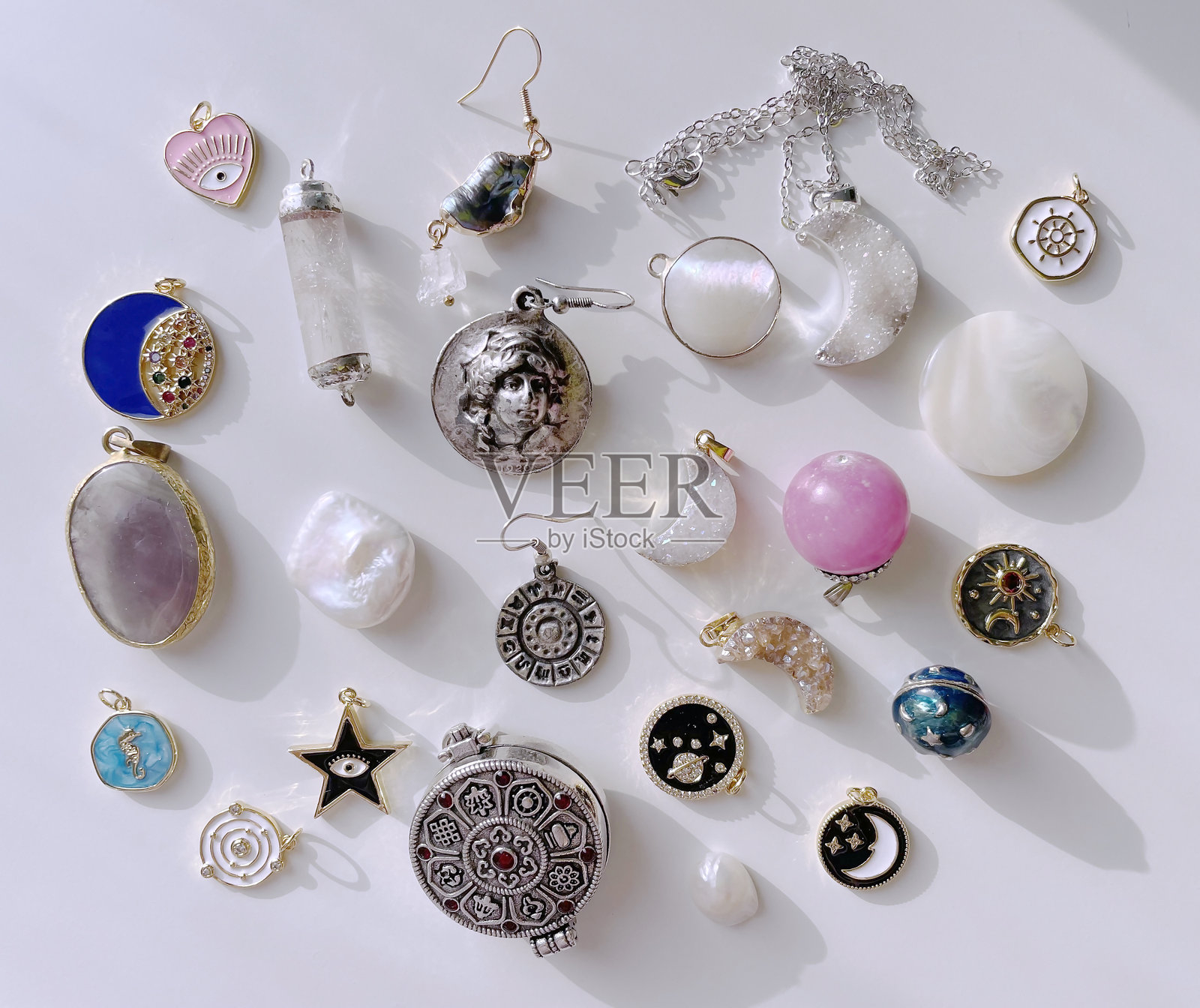 一套由水晶、神秘符号、金、银和珍珠制成的美丽珠宝。照片摄影图片