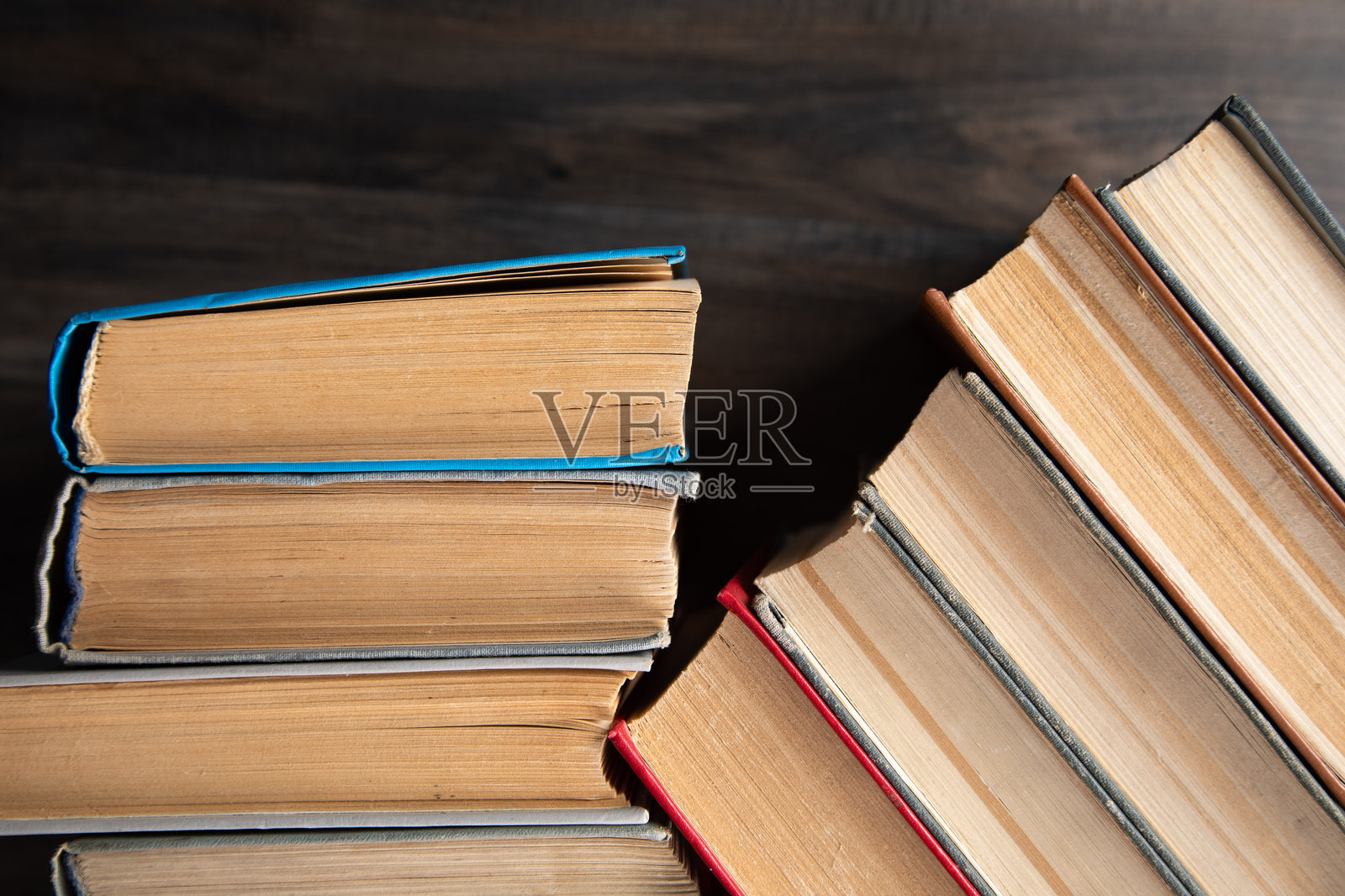 桌子上的旧书照片摄影图片