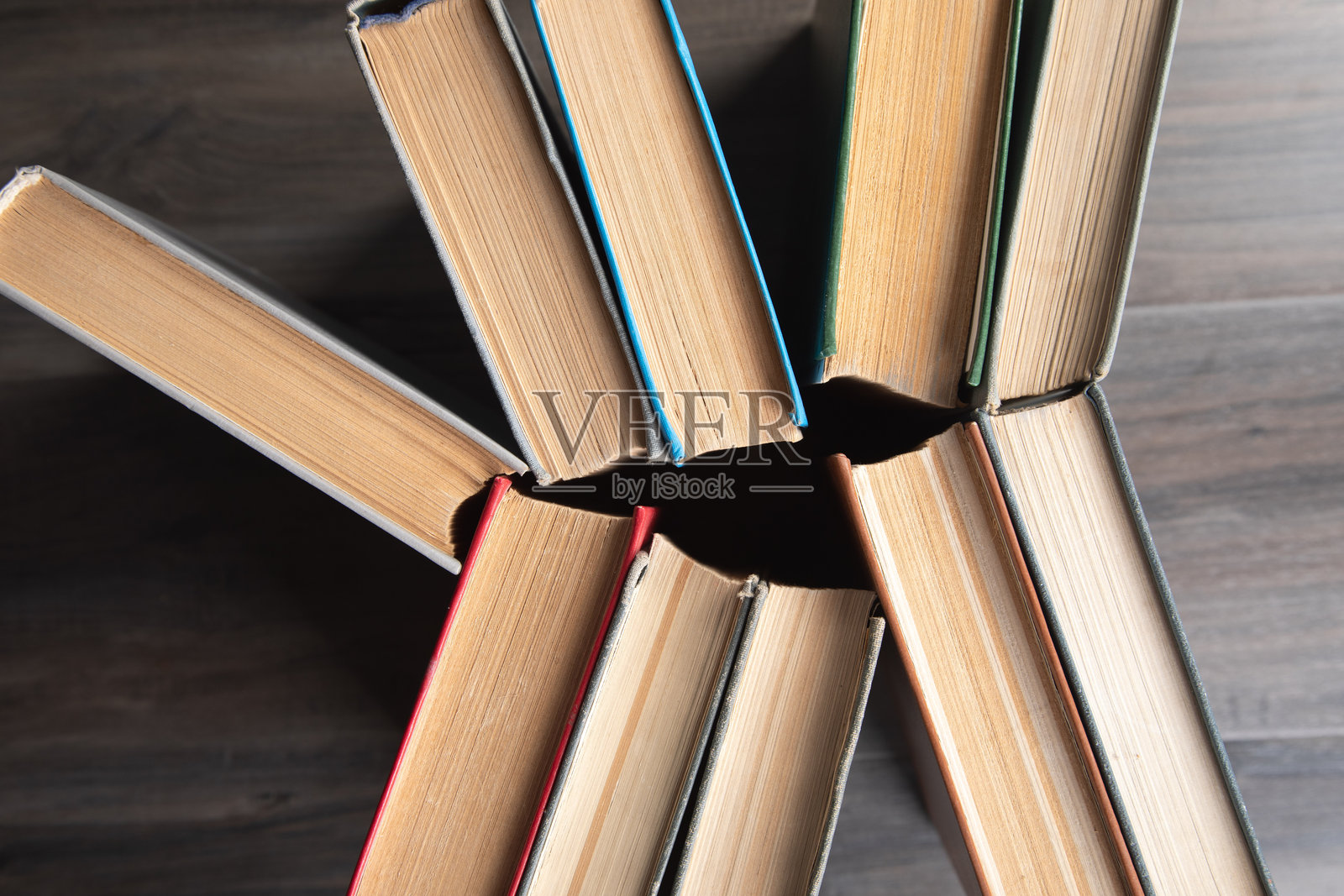 桌子上的旧书照片摄影图片