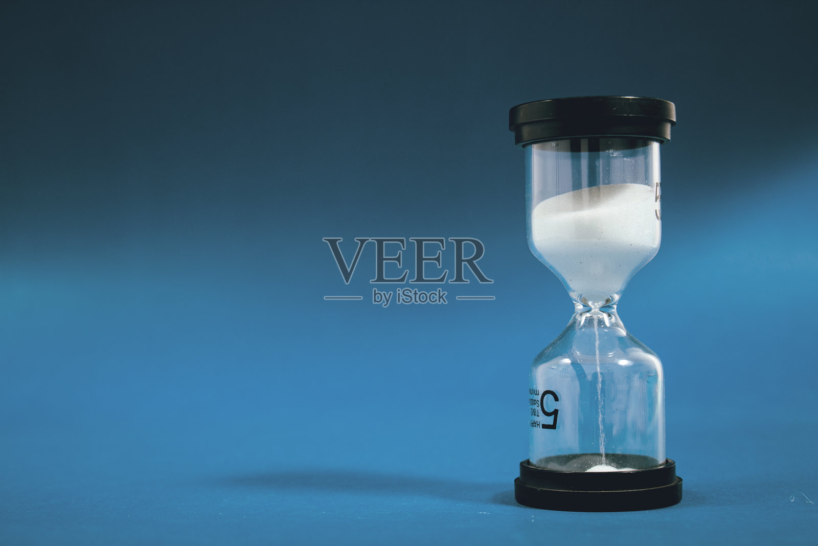 蓝色背景上的沙漏照片摄影图片