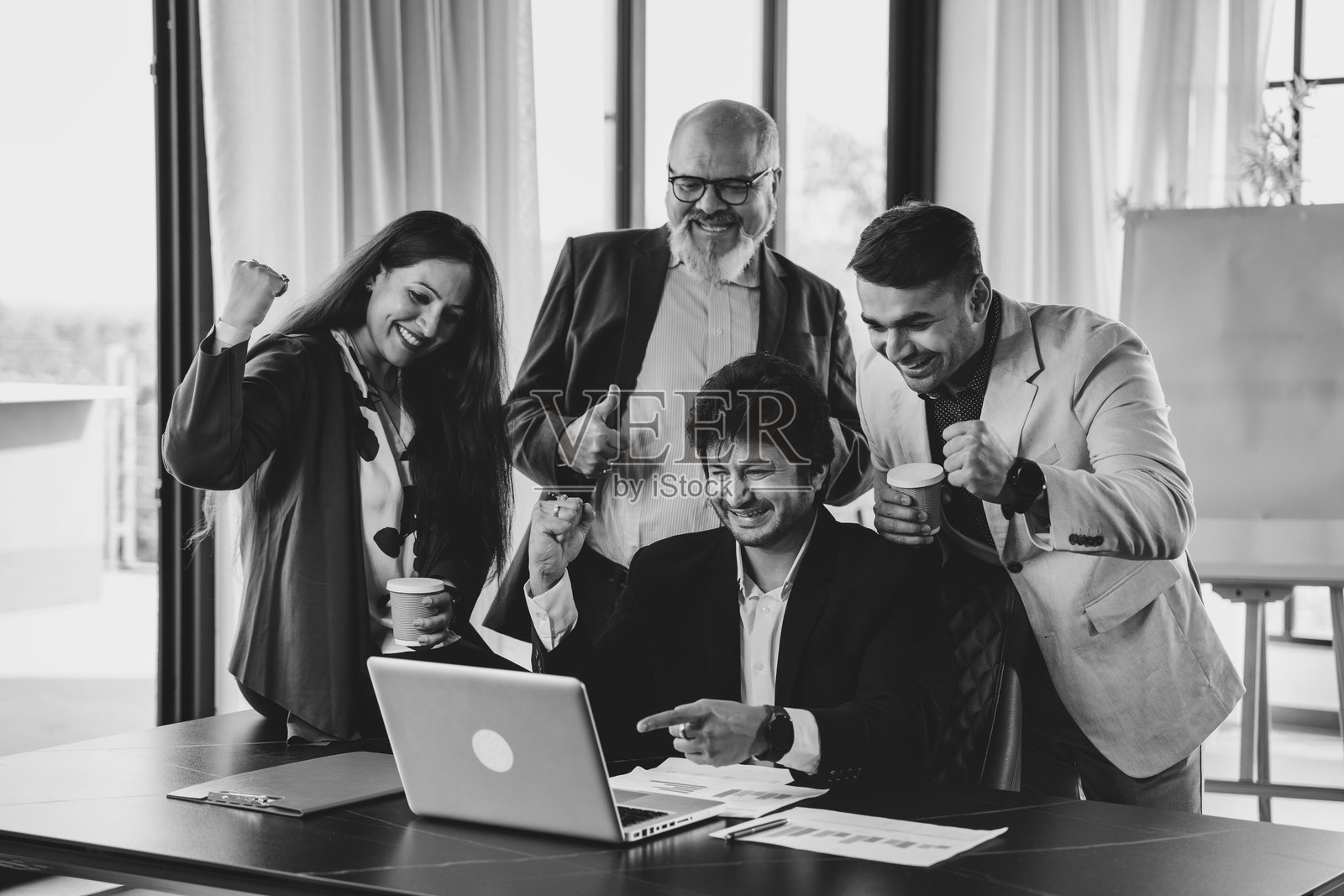 印度商务团队在办公室环境中以击掌和微笑庆祝成功照片摄影图片