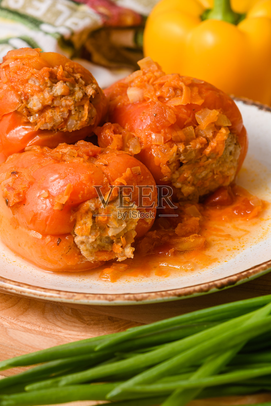 番茄酱肉饭填充的辣椒照片摄影图片