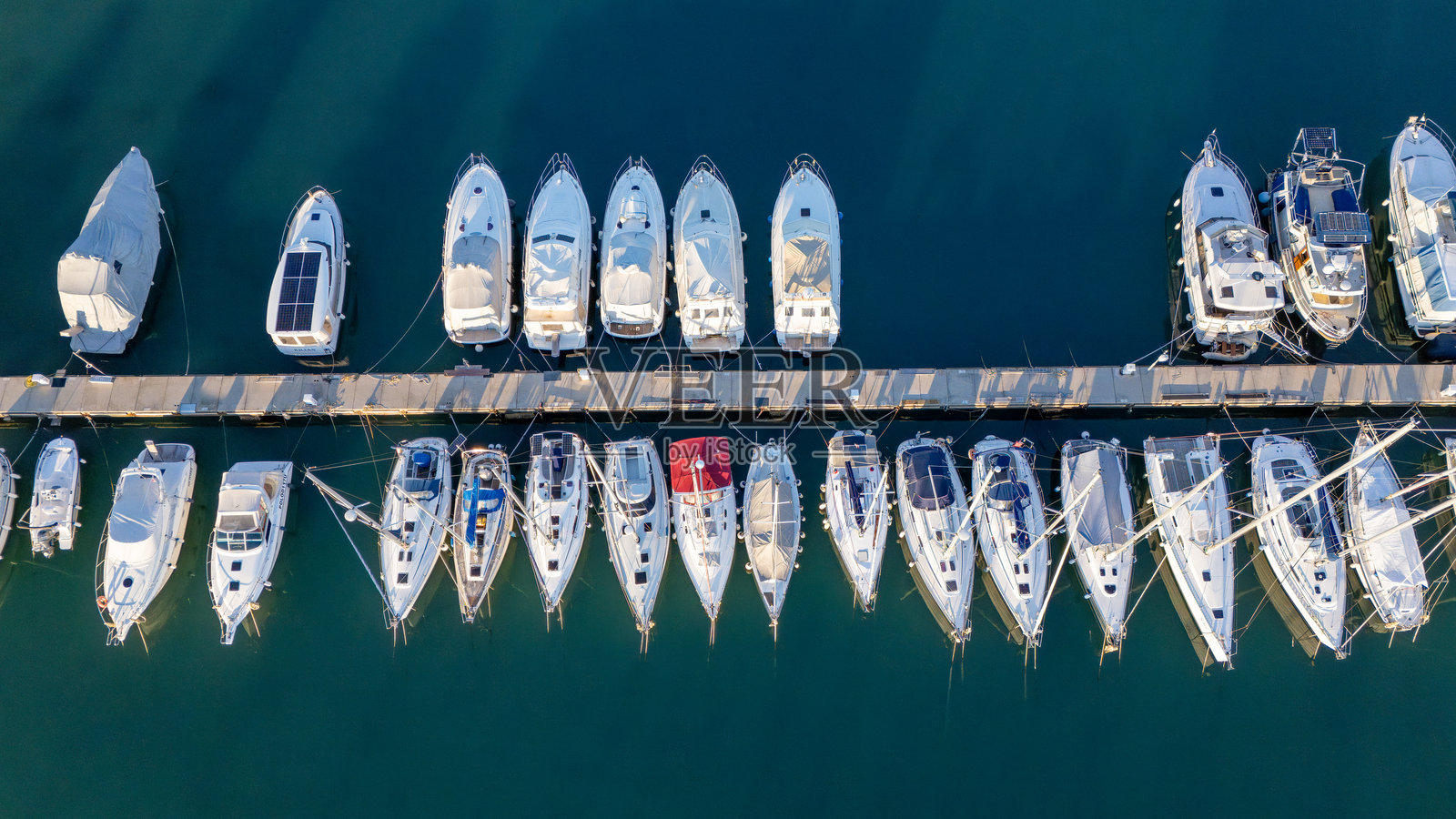 停靠帆船的码头航拍视图照片摄影图片