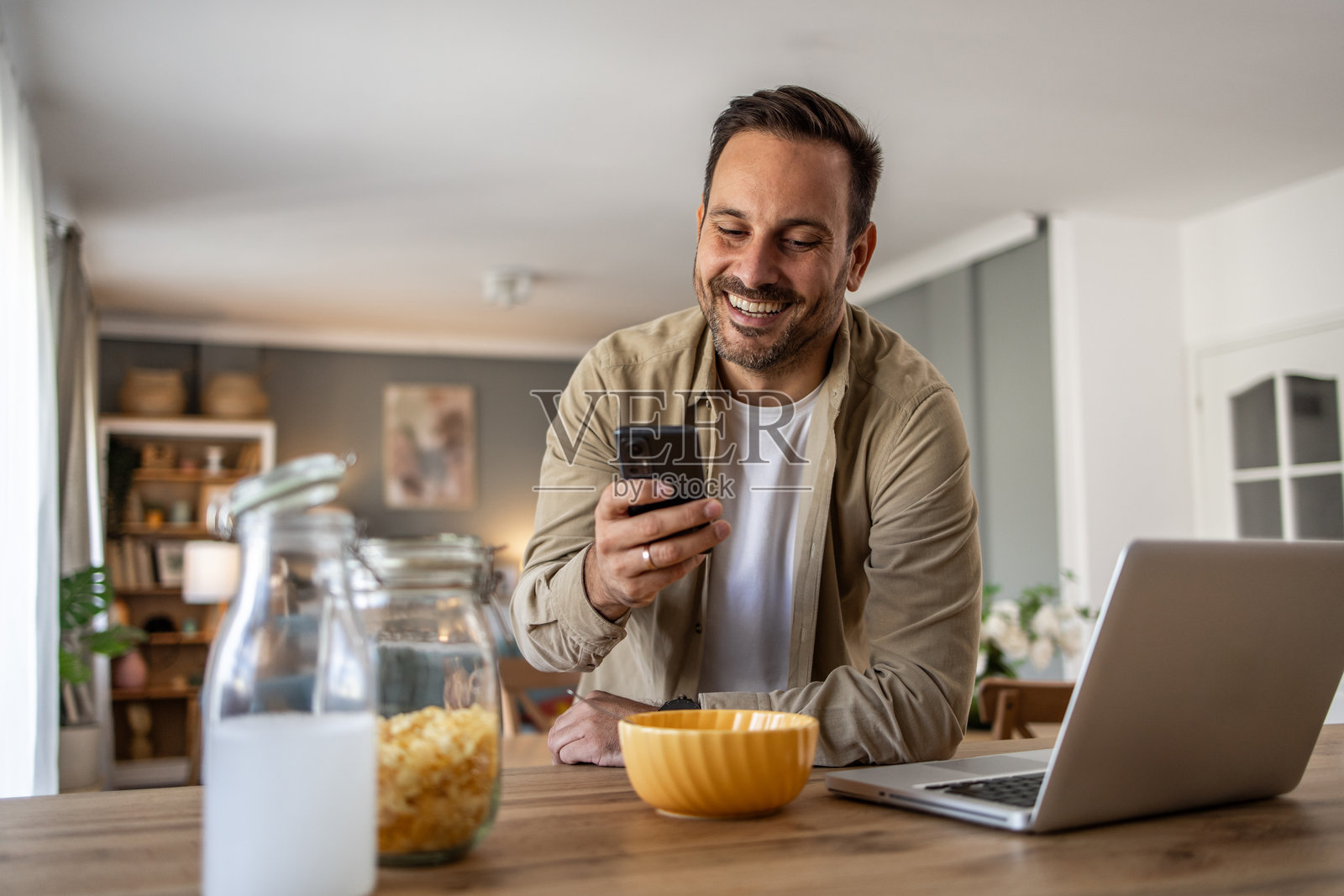 一个男人早餐吃玉米片配牛奶照片摄影图片