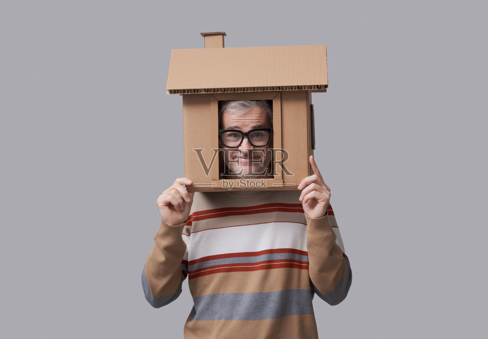 一个人的头在纸箱房子里照片摄影图片