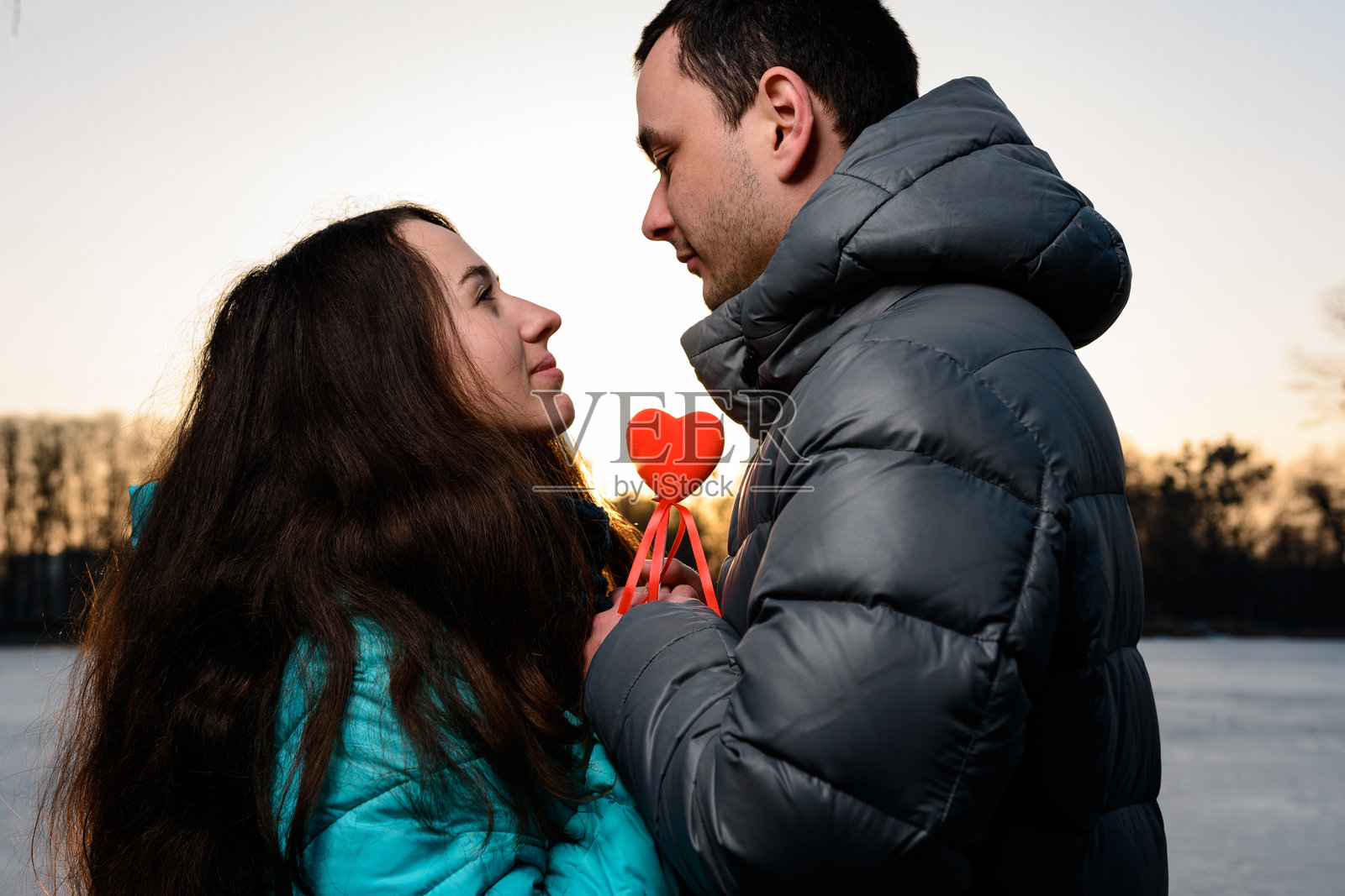 情人节在公园里散步的恩爱情侣，浪漫的夜晚。照片摄影图片