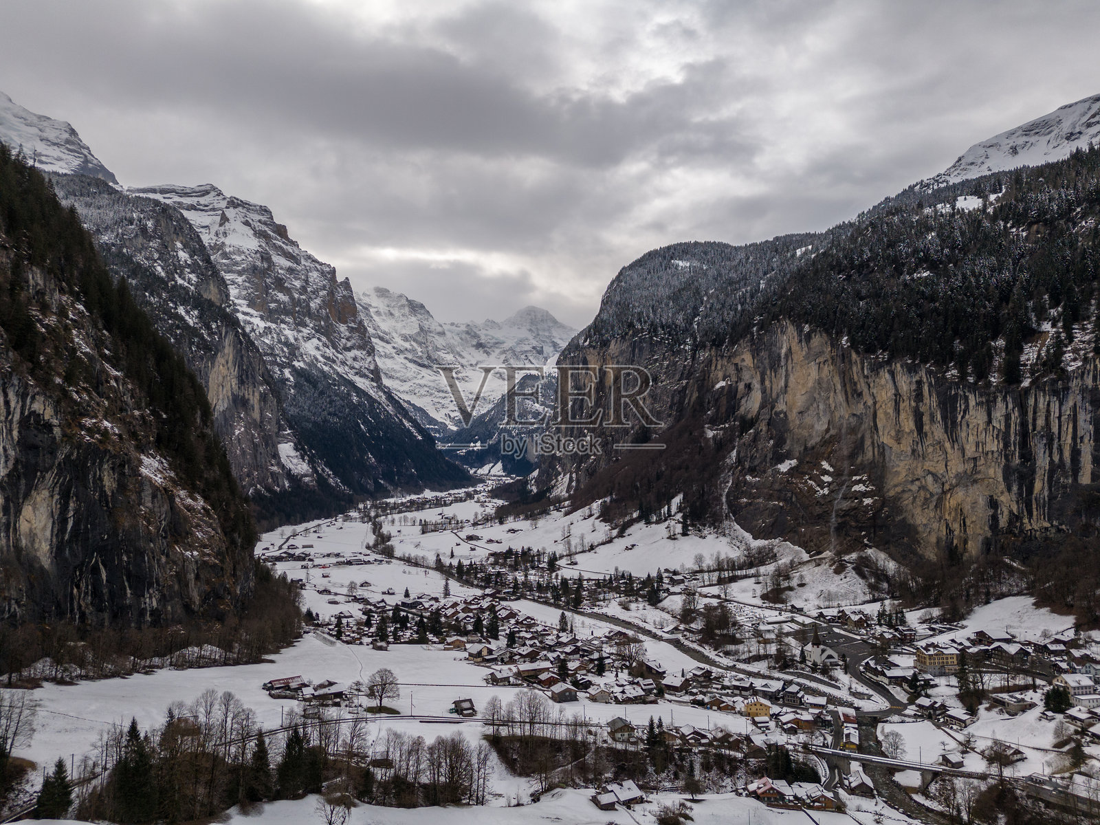 劳特布伦嫩谷和冬季雪山。瑞士。鸟瞰图照片摄影图片