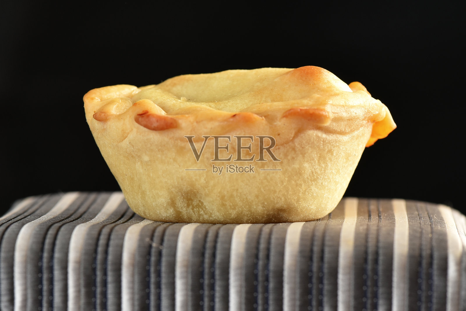 巴西戈亚斯的小馅饼，烤鸡馅饼，典型的巴西美食照片摄影图片