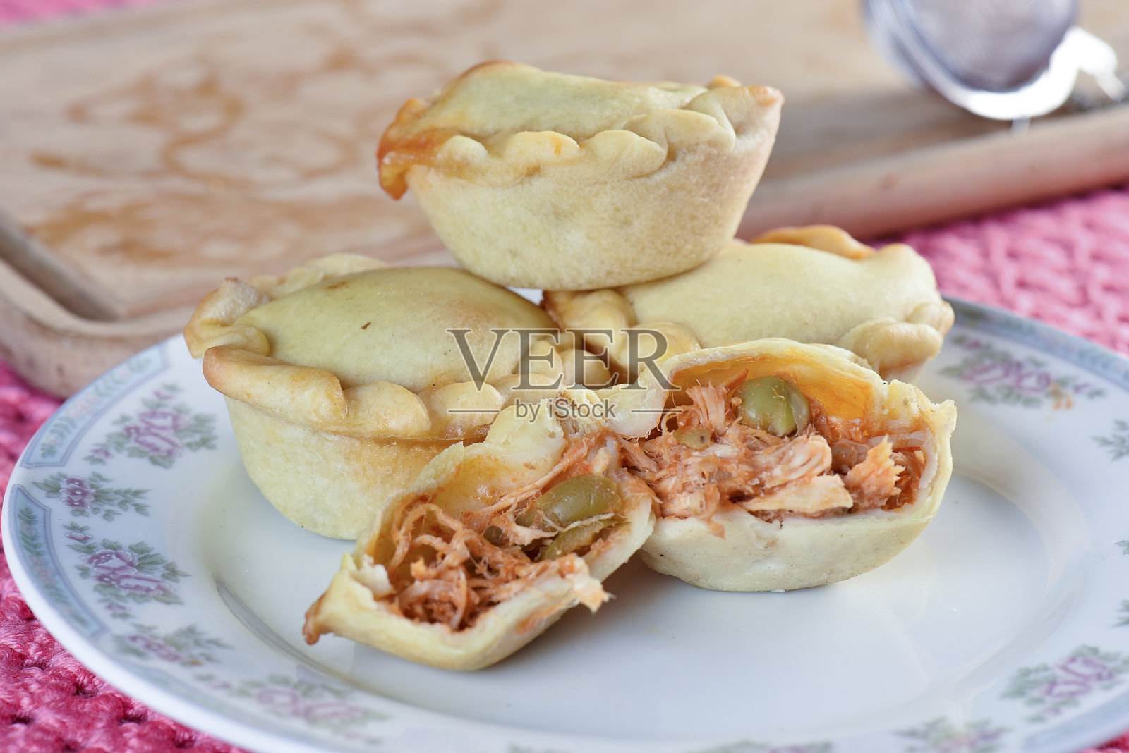 巴西戈亚斯的小馅饼，烤鸡馅饼，典型的巴西美食照片摄影图片