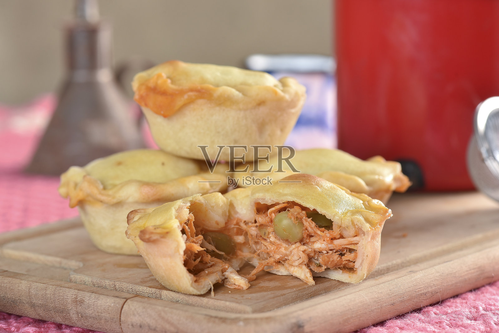 巴西戈亚斯的小馅饼，烤鸡馅饼，典型的巴西美食照片摄影图片