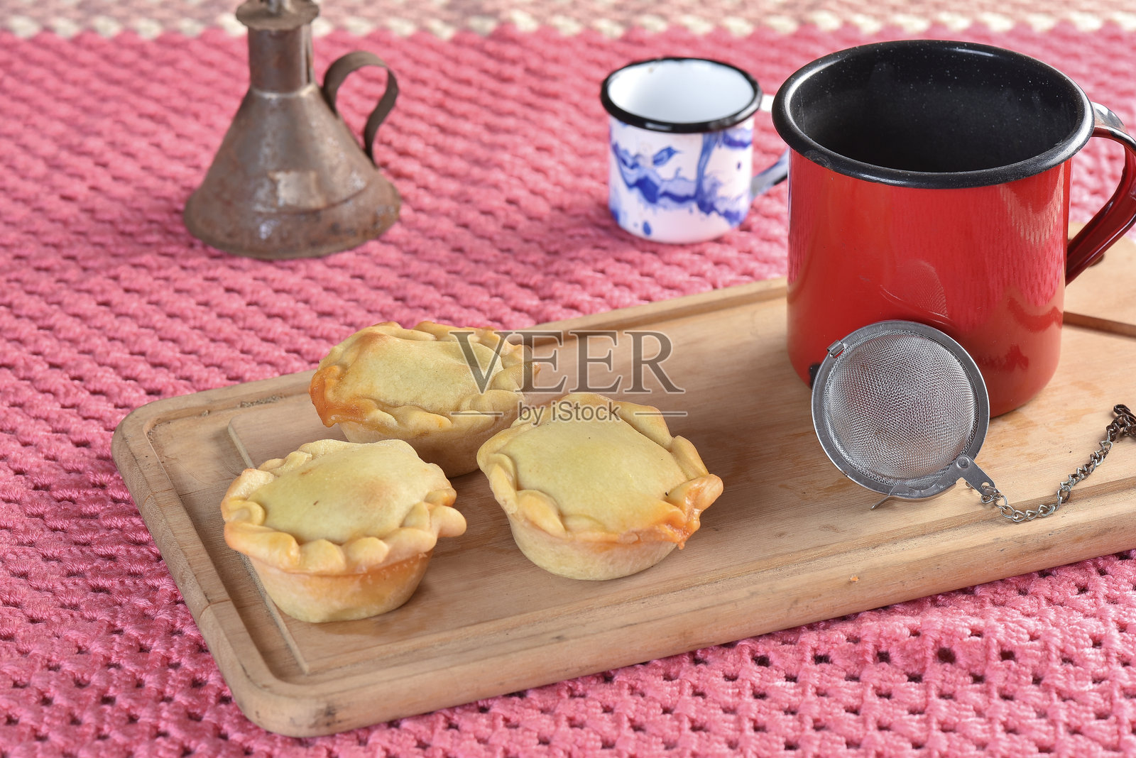 巴西戈亚斯的小馅饼，烤鸡馅饼，典型的巴西美食照片摄影图片