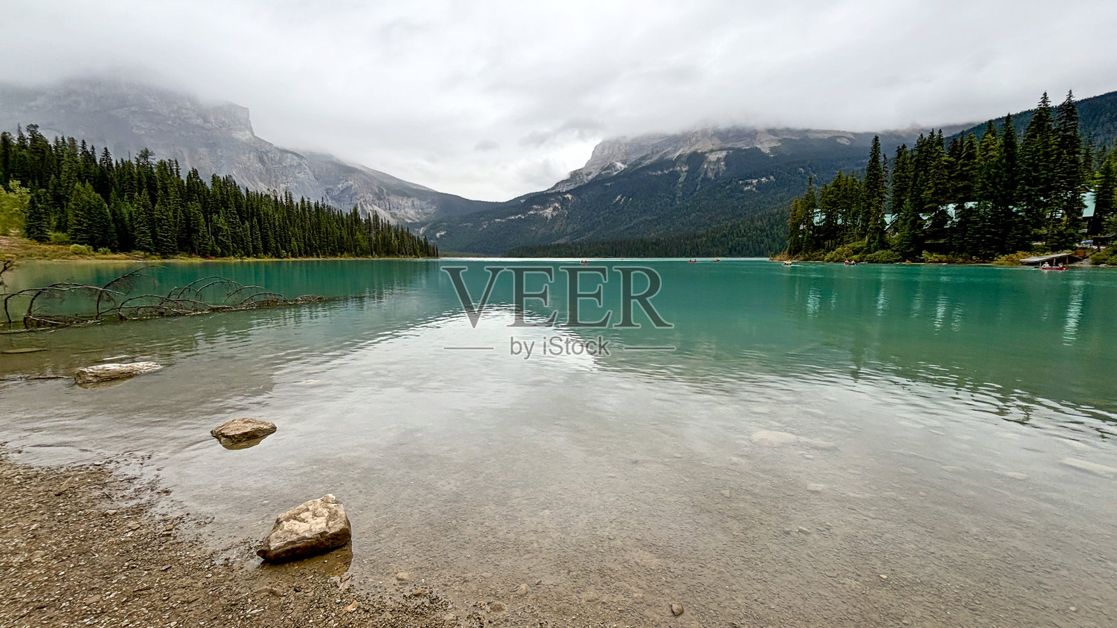 加拿大约霍国家公园的翡翠湖与朦胧的天空。照片摄影图片
