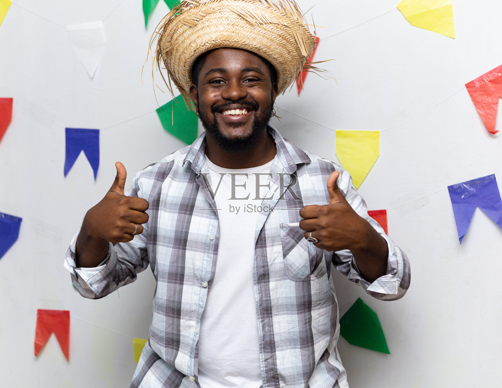 穿着传统服装的巴西黑人男性，庆祝六月节 - Festa Junina - 非洲男性照片摄影图片