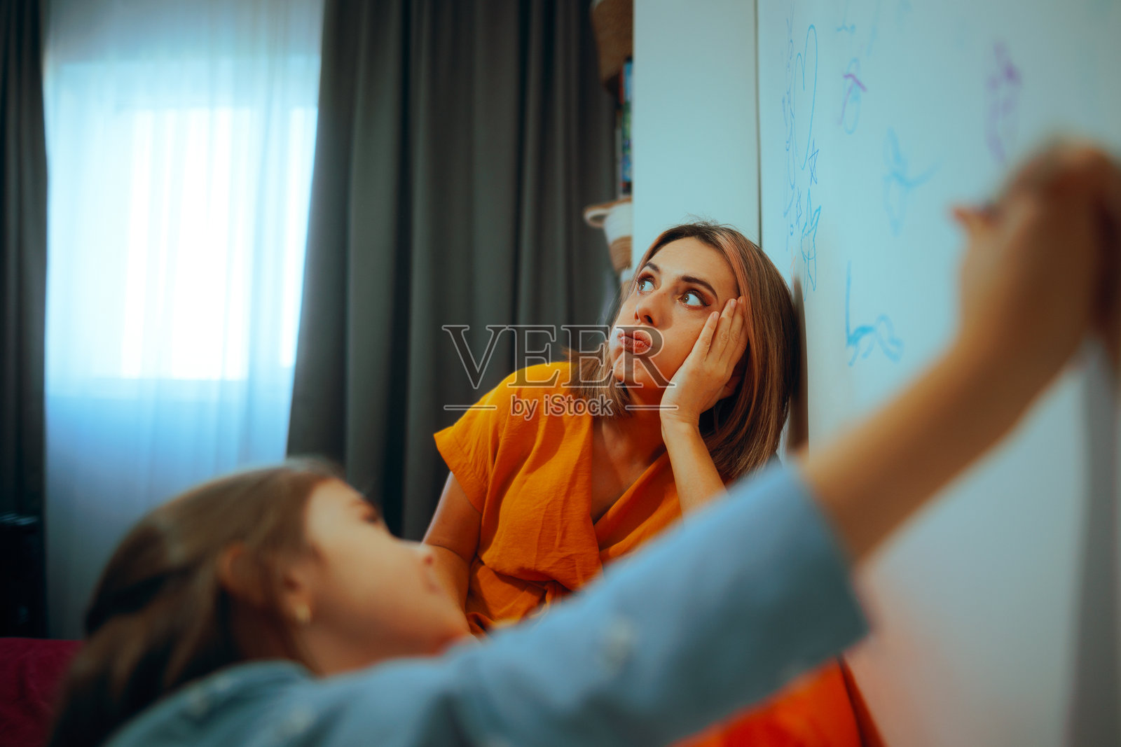 疲惫的妈妈无力管教调皮的孩子照片摄影图片