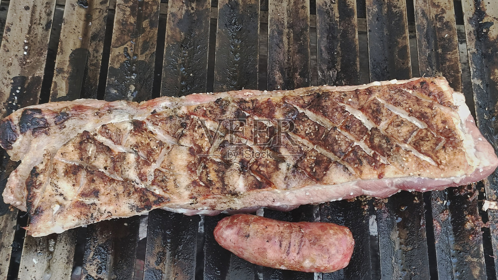 在烤架上烤牛肉照片摄影图片