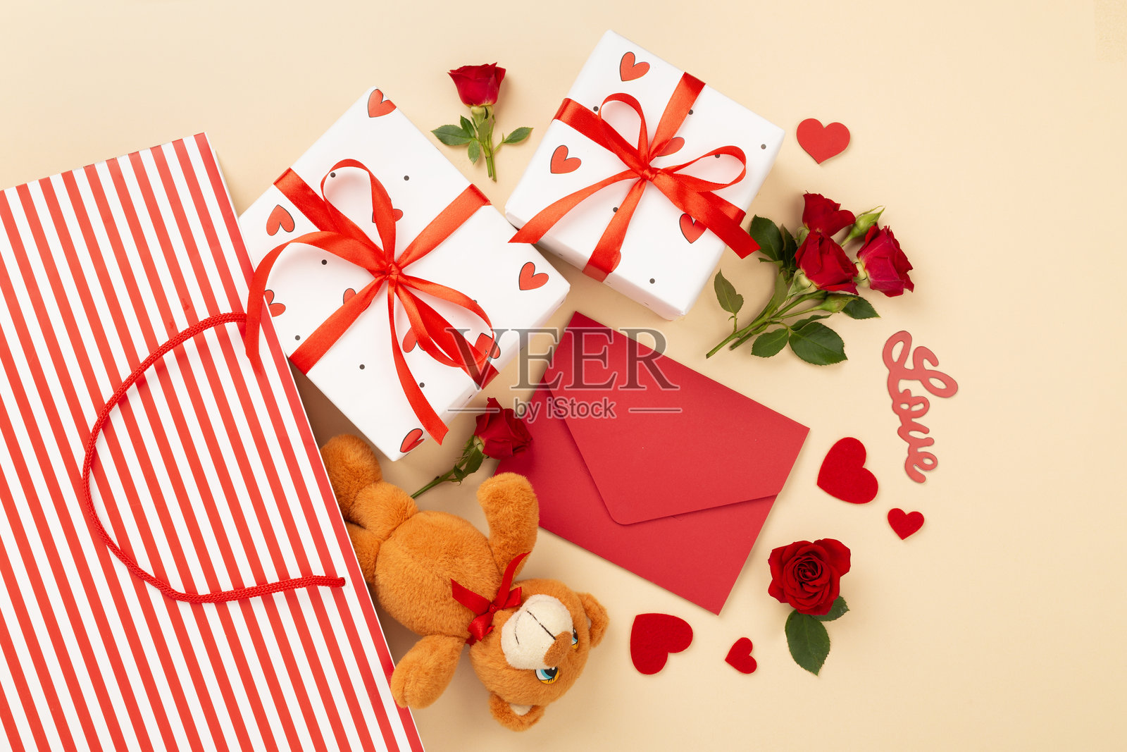 情人节的礼物和红玫瑰的组合，俯视色彩背景照片摄影图片