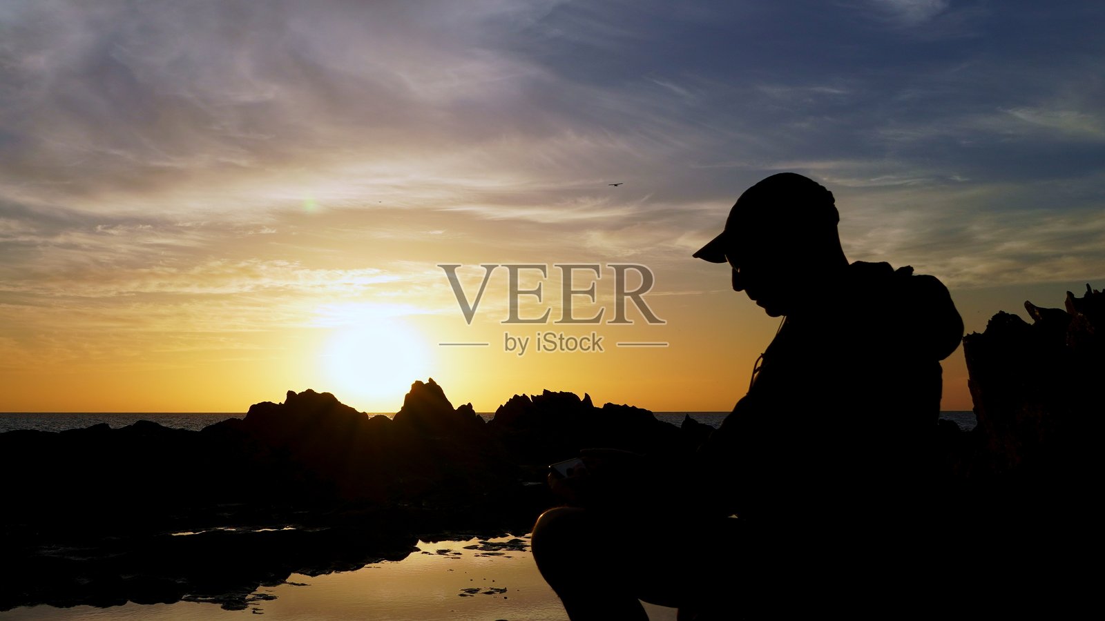 游客在加那利群岛的海滩上享受日落照片摄影图片