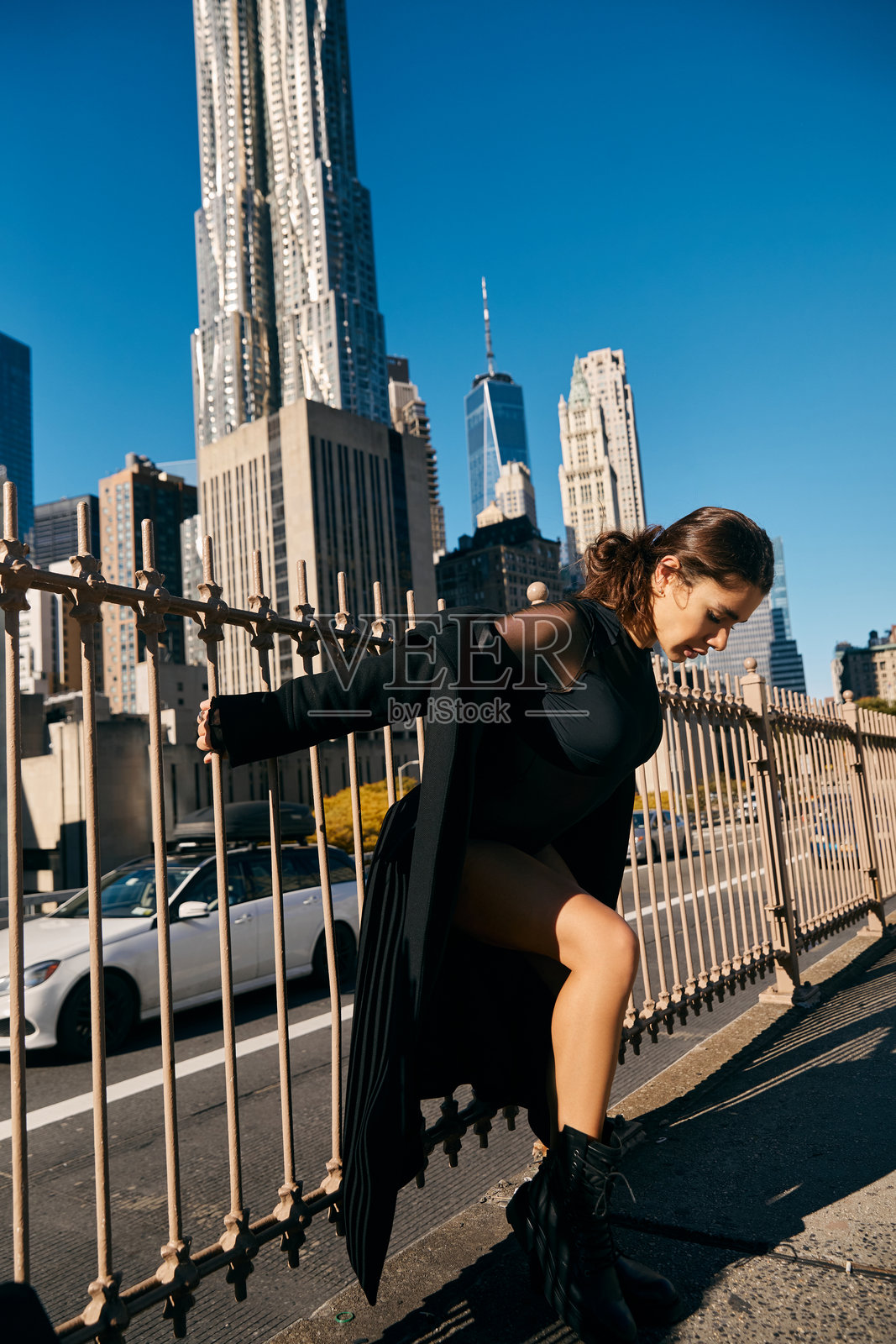 时尚年轻女性在市中心街道上摆姿势，享受城市生活照片摄影图片