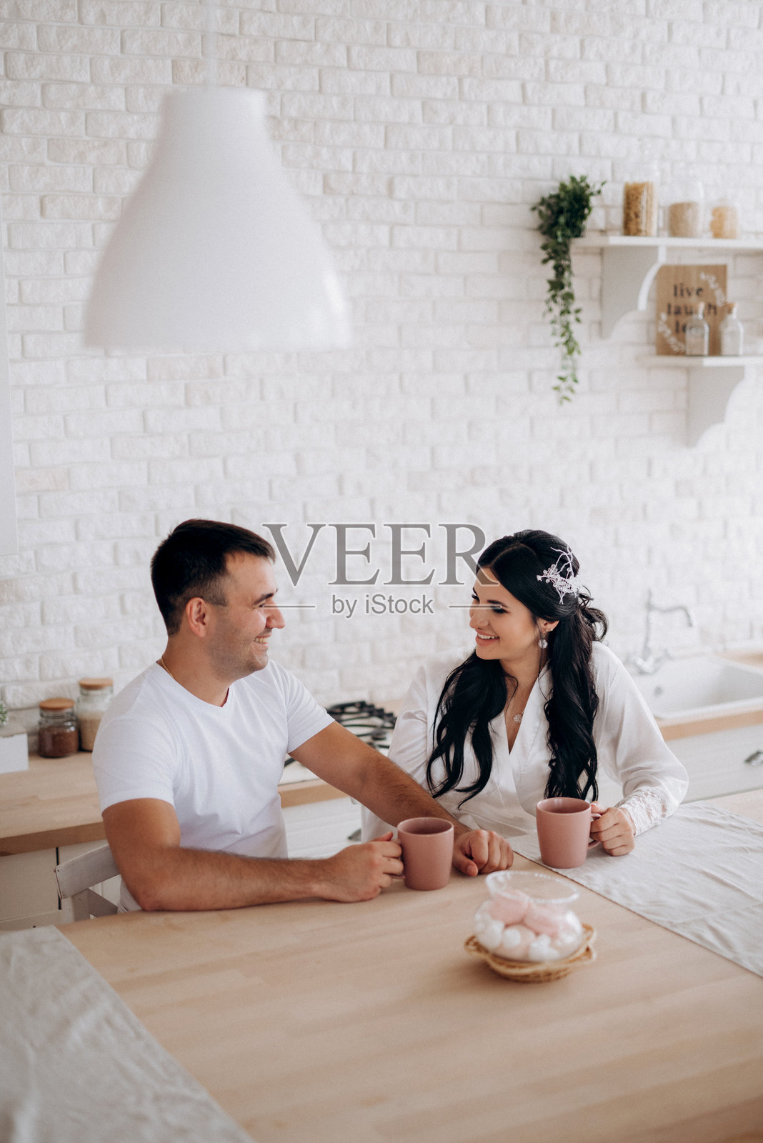 年轻情侣在宽敞的厨房里照片摄影图片