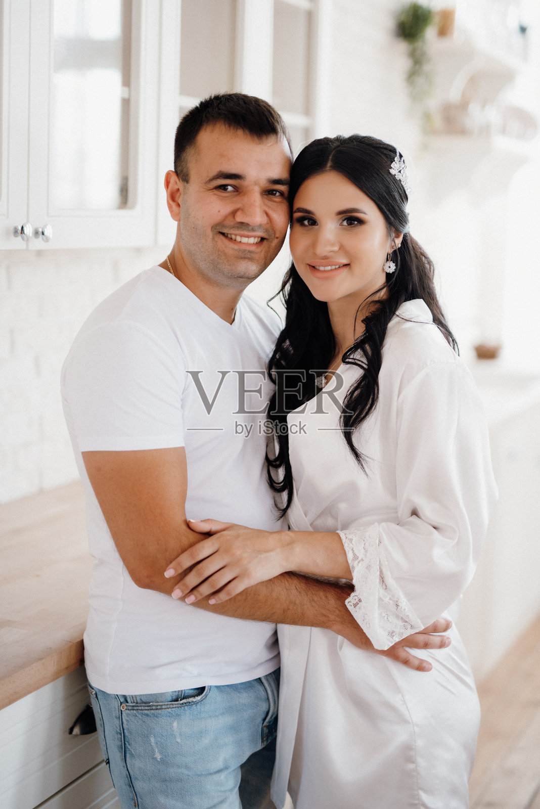 年轻情侣在宽敞的厨房里照片摄影图片