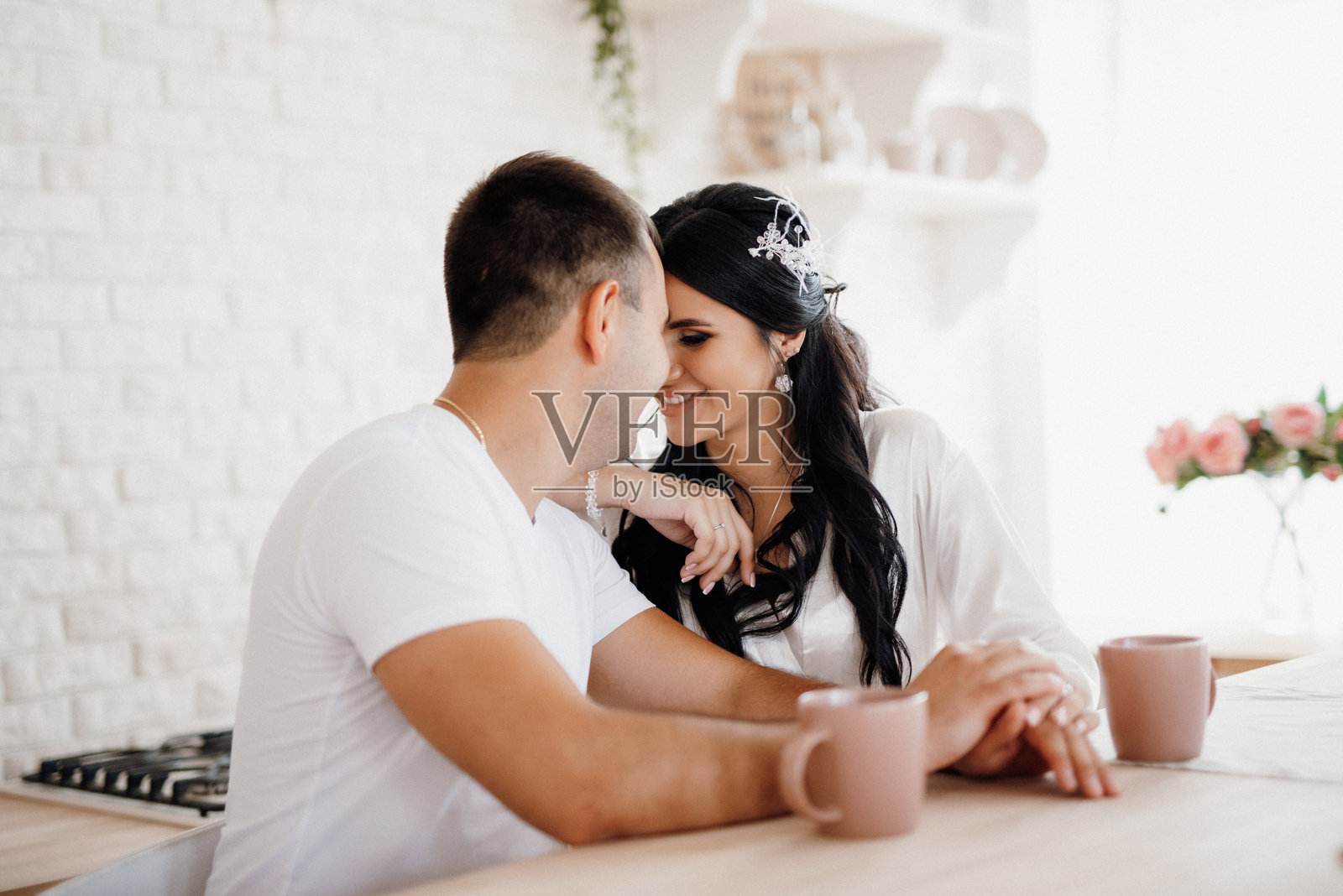 年轻情侣在宽敞的厨房里照片摄影图片