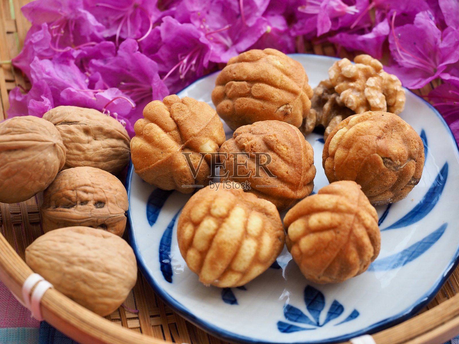 韩国食品核桃零食和杜鹃花瓣照片摄影图片