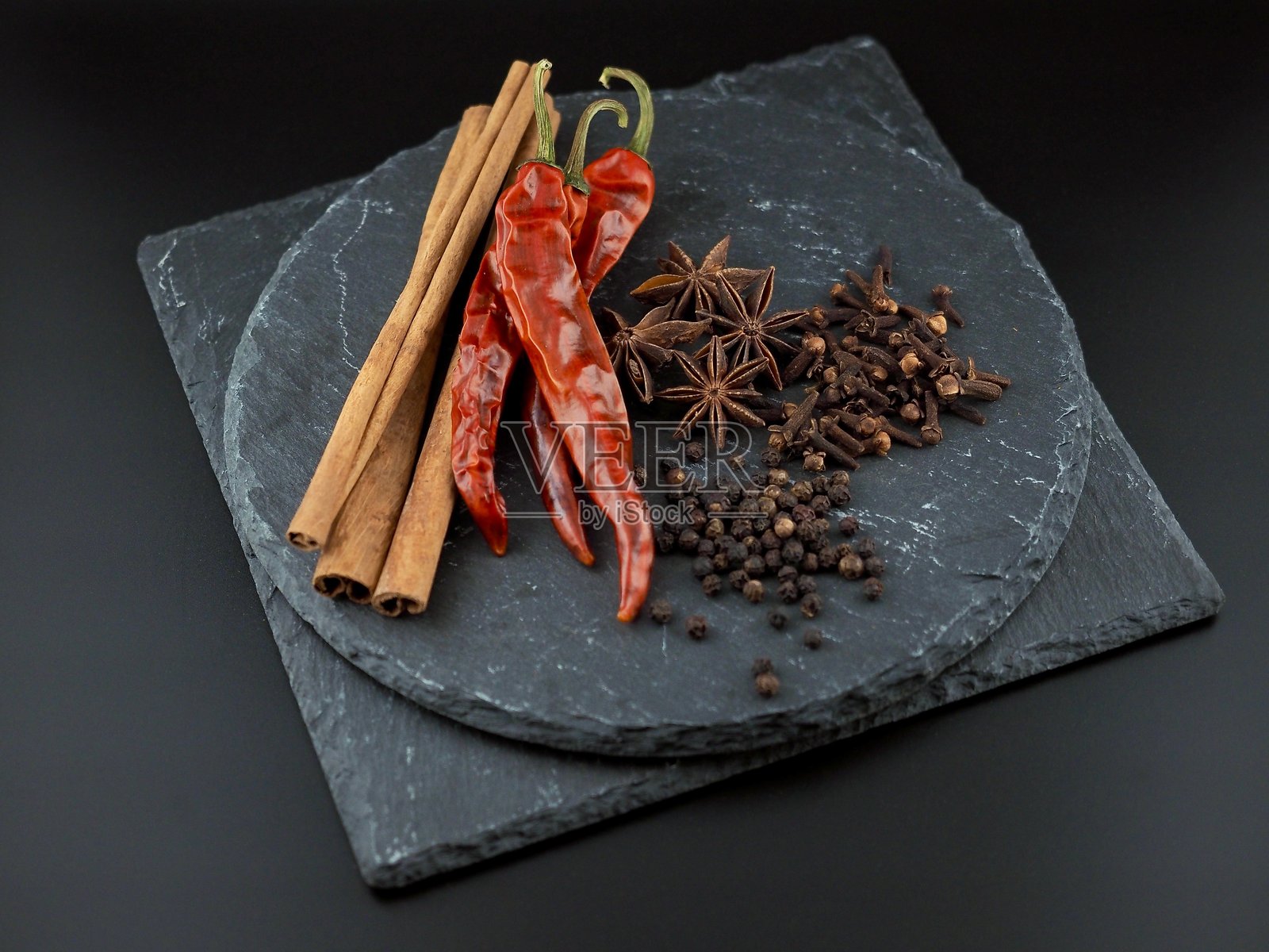 干香料：八角、肉桂、红椒、丁香、黑胡椒、红椒照片摄影图片