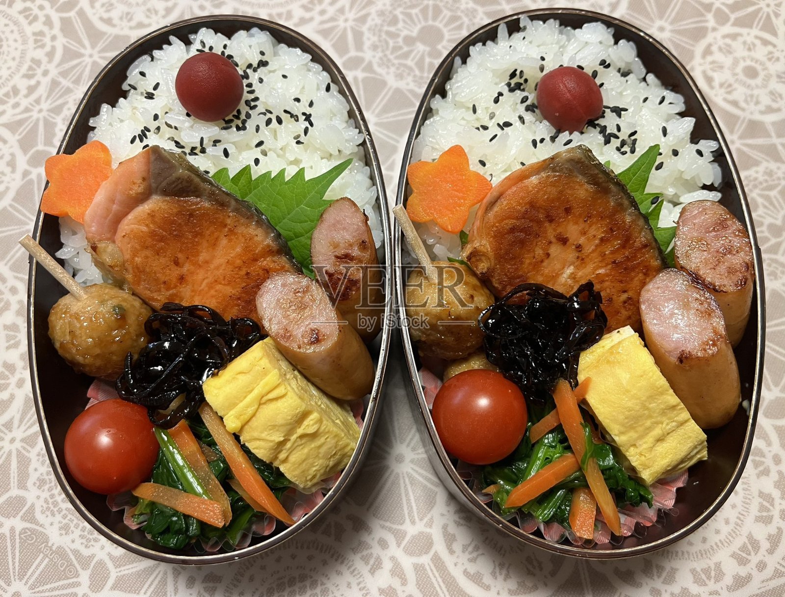 精美摆盘的传统韩国便当，包含米饭、各种小菜和美味的蛋白质。色彩丰富，视觉诱人，是一顿充满活力的便携餐。照片摄影图片