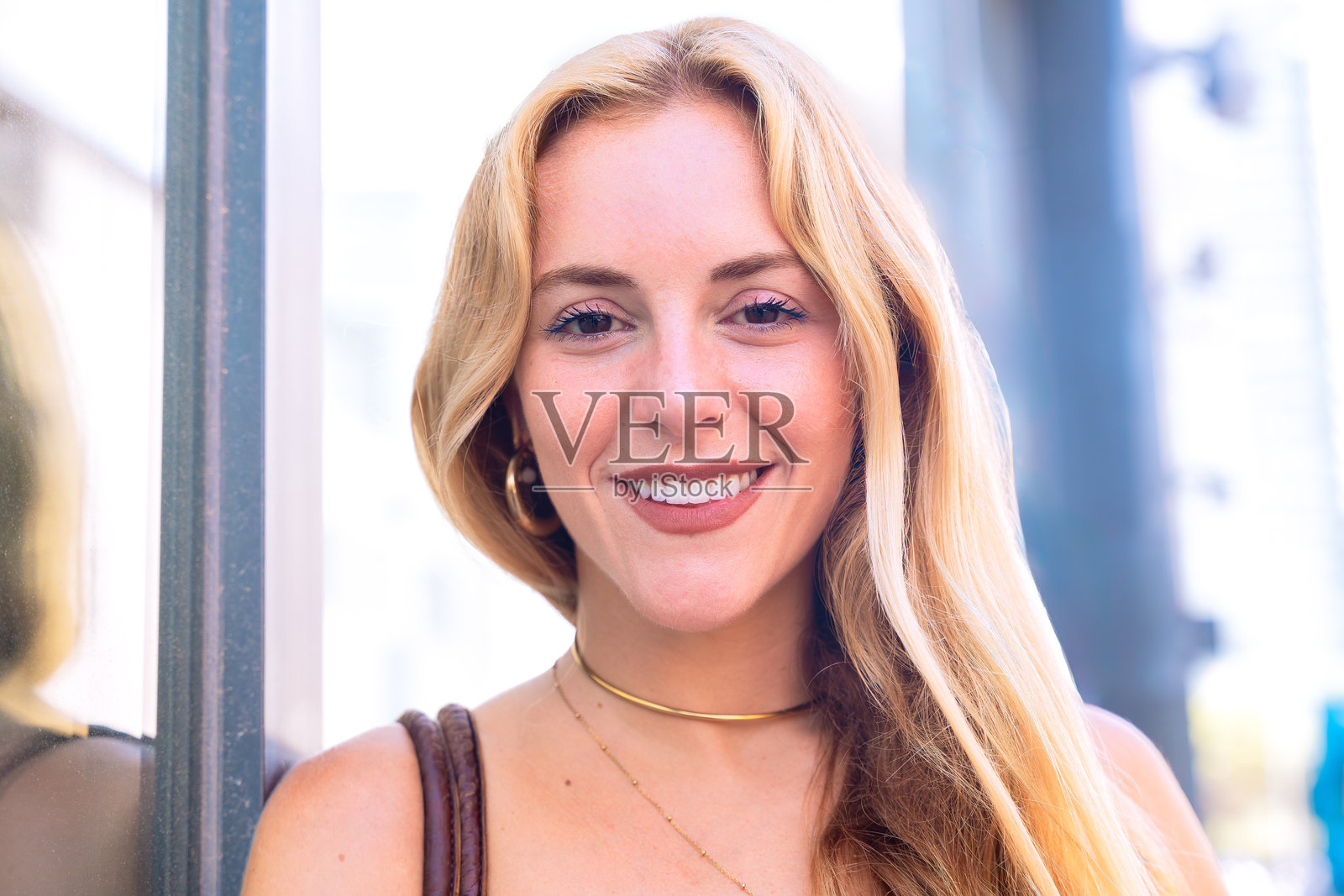 户外时尚夏季服装的金发女性特写，正看着镜头。照片摄影图片