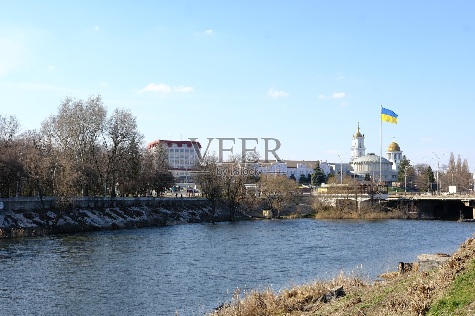 乌克兰，苏米——2022年4月5日:美丽的城市景观，乌克兰的河流和湖泊照片摄影图片