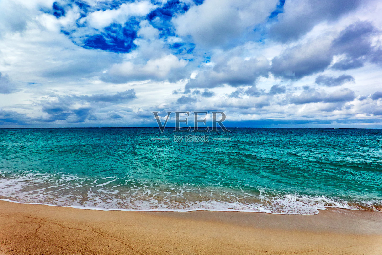 热带岛屿上，海滩与阴郁天空的美丽景色照片摄影图片