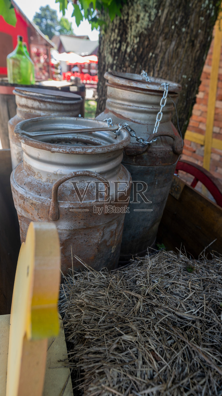 手推车、牛奶罐与乡村生活照片摄影图片